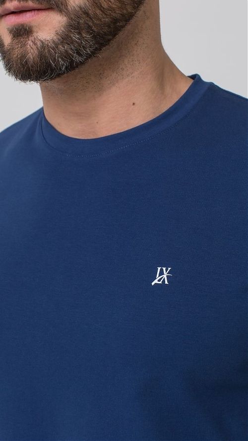 Фото Синяя мужская футболка с коротким рукавом