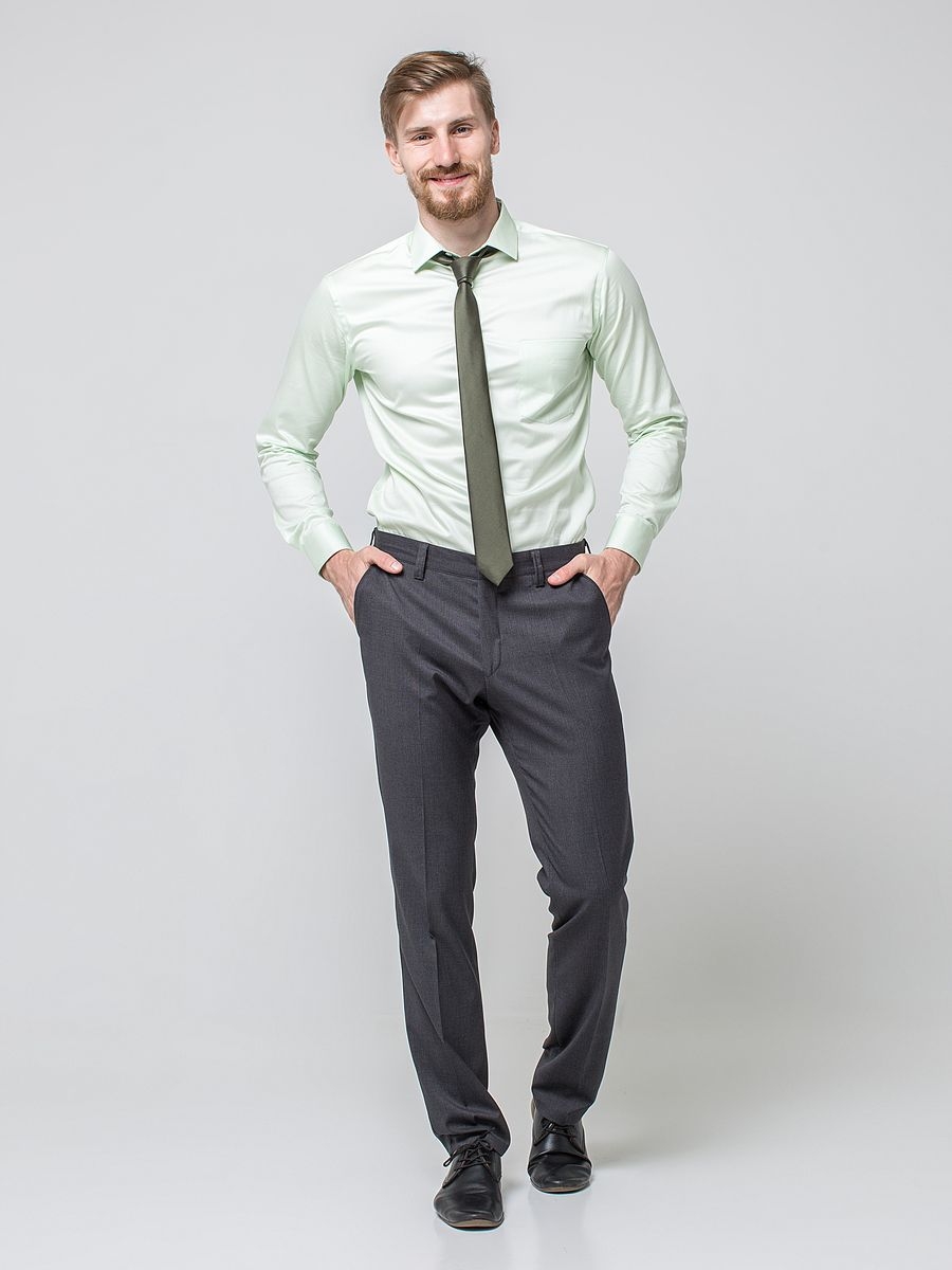 Мужчина в рубашке и зеленом галстуке