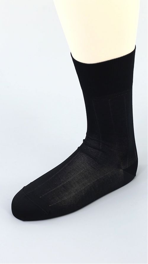 Фото Тонкие черные однотонные мужские носки