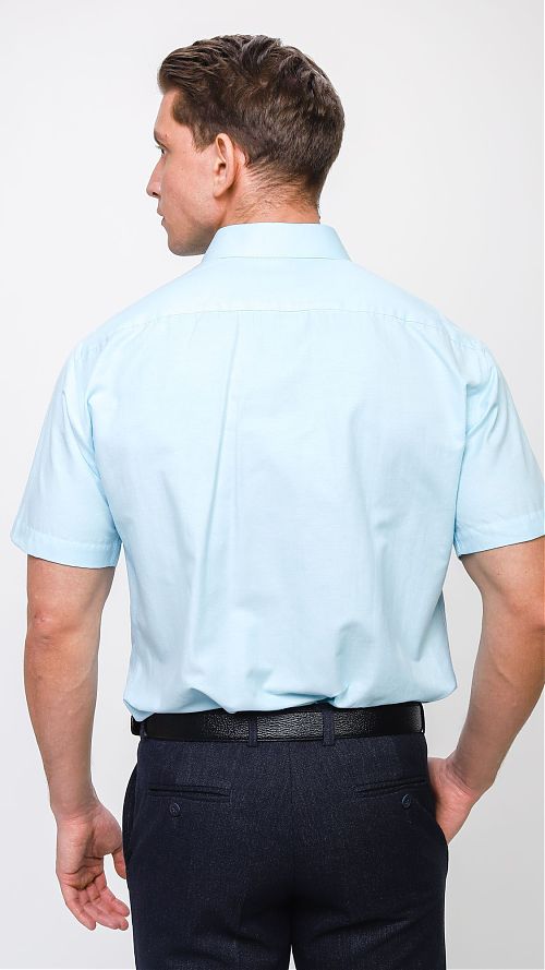 Фото Голубая прямая мужская рубашка с коротким рукавом