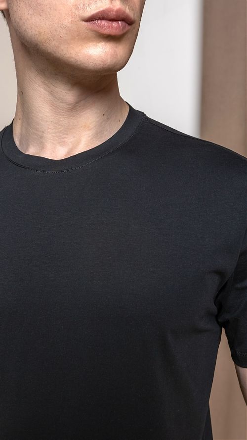 Фото Однотонная мужская рубашка черная с коротким рукавом