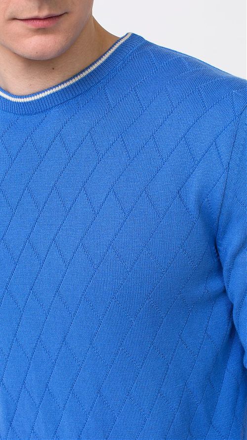 Фото Голубой вязаный мужской свитер 