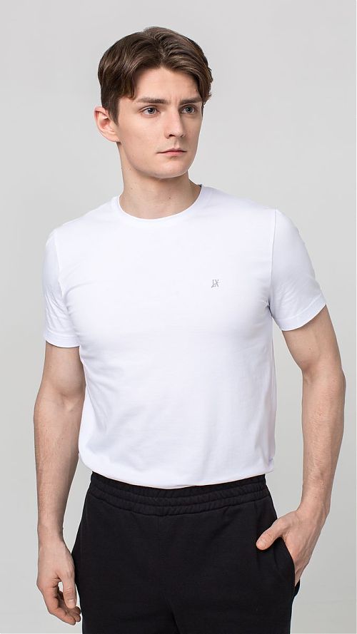 Фото Однотонная белая мужская футболка с коротким рукавом