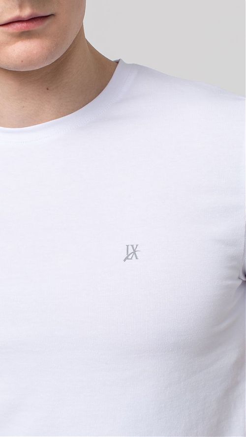 Фото Однотонная белая мужская футболка с коротким рукавом