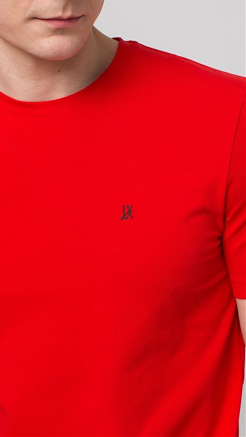 Фото Красная однотонная мужская футболка