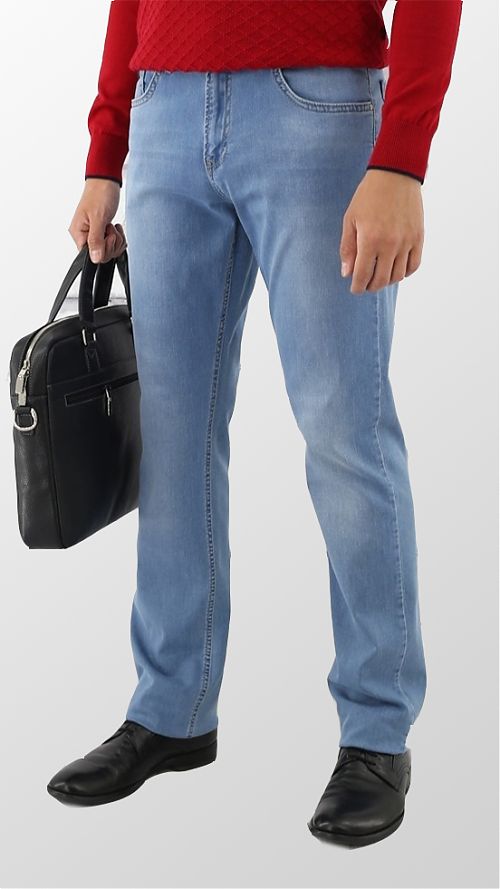 Фото Светло-голубые мужские джинсы