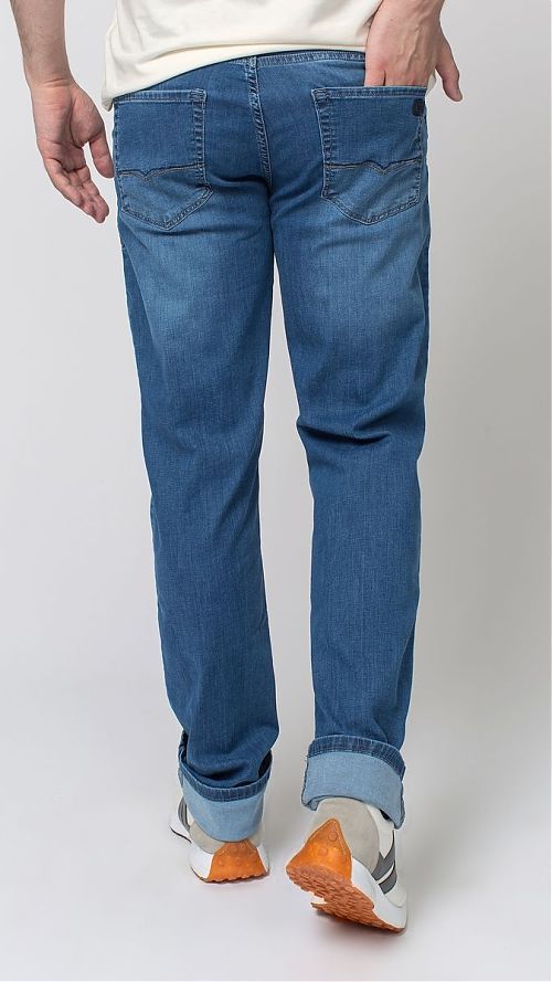 Фото Голубые мужские джинсы классические