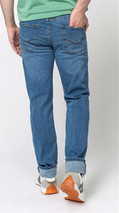Фото Светлые классические мужские джинсы