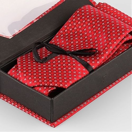 Фото Красный мужской галстук в подарочной упаковке