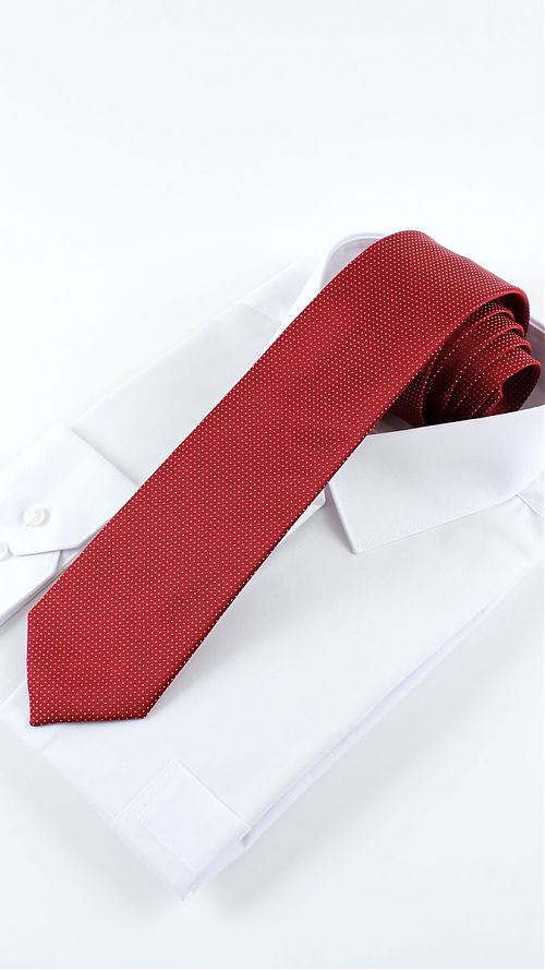 Фото Красный мужской галстук в горошек