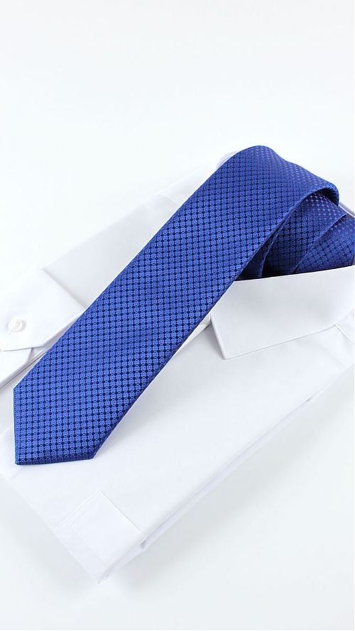 Фото Ярко синий мужской галстук