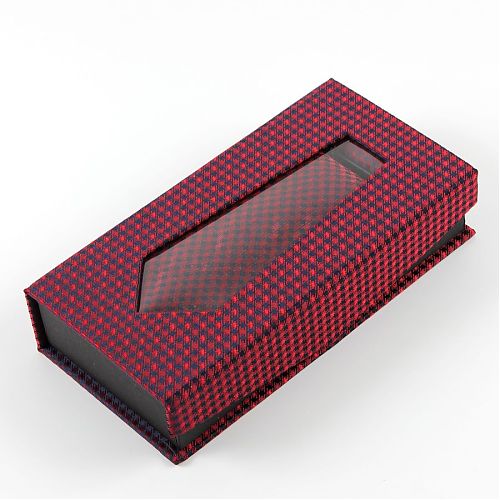 Фото Красный галстук в ромб в подарочной коробке