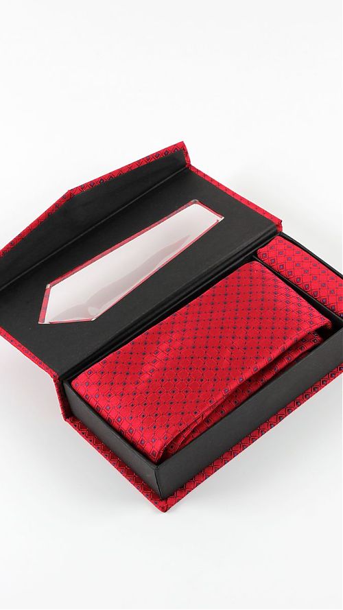 Фото Красный мужской галстук в подарочной упаковке