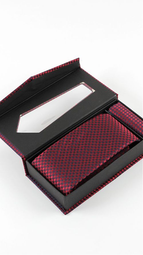 Фото Красный галстук в ромб в подарочной коробке
