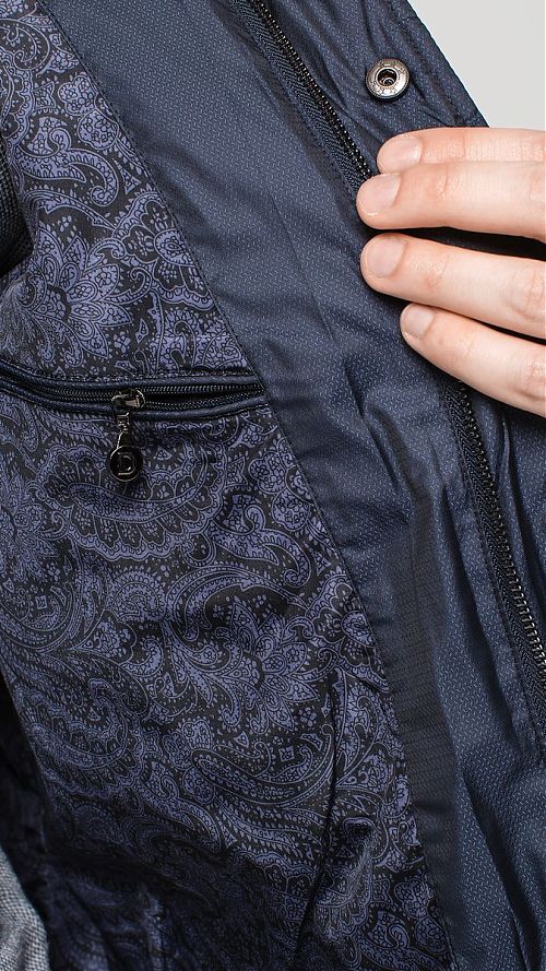 Фото Мужская полуприталенная темно-синяя куртка
