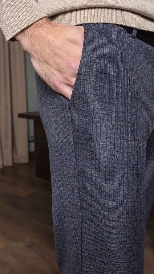 Фото Мужские синие полуприталенные брюки