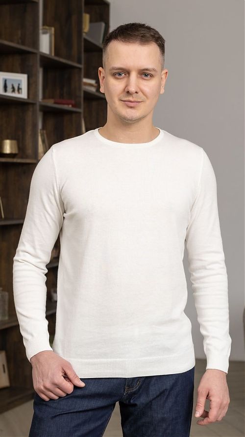 Фото Белый трикотажный мужской свитер