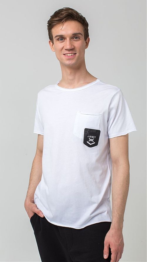 Фото Белая мужская футболка с черным карманом