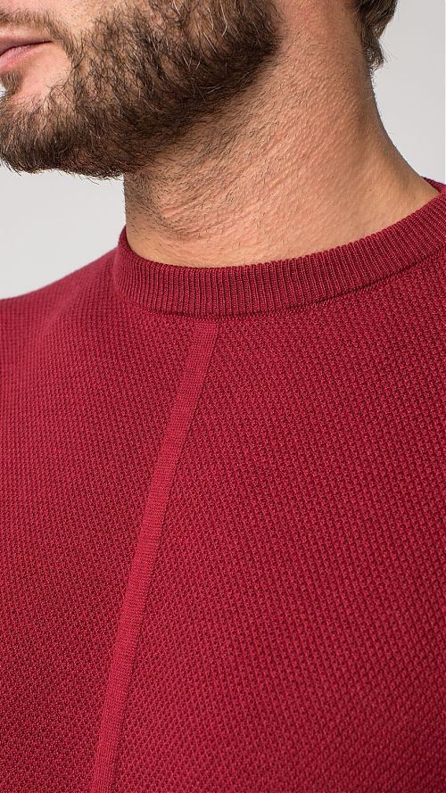 Фото Красный мужской свитер с рельефным рисунком